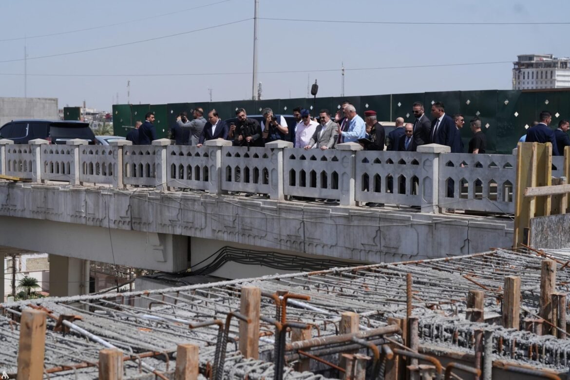 رئيس الوزراء يتابع ميدانياً الأعمال بمشروع المجسر الذي يربط جسر الطابقين بالمعلق