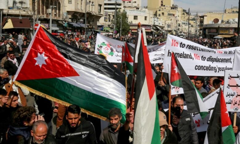 الأردن يحظر جماعة الإخوان المسلمين ويصادر أصولها ومكاتبها