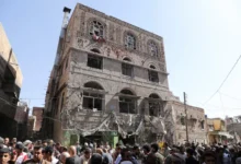 وأمر الرئيس دونالد ترامب بتكثيف الضربات الأمريكية على اليمن الشهر الماضي، إذ أكدت إدارته أنها ستواصل مهاجمة الحوثيين المتحالفين مع إيران حتى يتوقفوا عن مهاجمة حركة الشحن في البحر الأحمر. وقال متحدث باسم القيادة المركزية الأمريكية إن الأضرار والخسائر التي تحدث عنها مسؤولون حوثيون في اليمن “وقعت على الأرجح”، لكنها لم تكن ناجمة عن هجوم أمريكي. وأضاف المتحدث أن أقرب ضربة أمريكية من الموقع في تلك الليلة كانت على بعد أكثر من خمسة كيلومترات منه. وقال المتحدث باسم الجيش الأمريكي إن تقييم الجيش للأضرار خلص إلى أن سببها “صاروخ دفاع جوي حوثي” بناء على مراجعة “تقارير محلية شملت مقاطع فيديو توثق وجود كتابة باللغة العربية على شظايا الصاروخ في السوق”، مضيفا أن الحوثيين القوا القبض على يمنيين لاحقا. ولم يقدم أي أدلة. ونقلت صحيفة نيويورك تايمز عن مسؤول حوثي قوله إن النفي الأمريكي محاولة لتشويه سمعة الحوثيين. أسفرت الضربات الأمريكية في الآونة الأخيرة عن مقتل العشرات، منها ضربات على ميناء رأس عيسى النفطي قالت وزارة الصحة التي يديرها الحوثيون إنها أسفرت عن مقتل 74 شخصا على الأقل، لتكون الضربة الأكثر دموية في اليمن منذ بدء ولاية ترامب. ويقول الجيش الأمريكي إن الضربات تهدف إلى الحد من القدرات العسكرية والاقتصادية للحوثيين. ويبدي مدافعون عن حقوق الإنسان مخاوفهم بشأن مقتل المدنيين، وكتب ثلاثة أعضاء ديمقراطيين في مجلس الشيوخ، من بينهم السناتور كريس فان هولين، إلى وزير الدفاع بيت هيجسيث يوم الخميس، مطالبين بمحاسبة المسؤولين عن الخسائر في أرواح المدنيين. يسيطر الحوثيون على مساحات كبيرة من اليمن منذ أكثر من عشر سنوات. ومنذ نوفمبر تشرين الثاني 2023، شنوا هجمات بطائرات مسيرة وصواريخ على سفن في البحر الأحمر، قائلين إنه يستهدفون سفنا مرتبطة بإسرائيل. ويقول الحوثيون إنهم يفعلون ذلك تضامنا مع الفلسطينيين في غزة، حيث أودت الحرب الإسرائيلية بحياة أكثر من 51 ألف شخص، وفقا لوزارة الصحة في القطاع، وأدت إلى اتهامات بالإبادة الجماعية وارتكاب جرائم حرب تنفيها إسرائيل. اندلعت أحدث موجة من العنف الدامي في الصراع الإسرائيلي الفلسطيني المستمر منذ عقود في أكتوبر تشرين الأول 2023 بعدما هاجم مسلحون من حركة حماس إسرائيل، وهو ما تشير إسرائيل إلى أنه أسفر عن مقتل 1200 شخص واحتجاز نحو 250 رهينة.