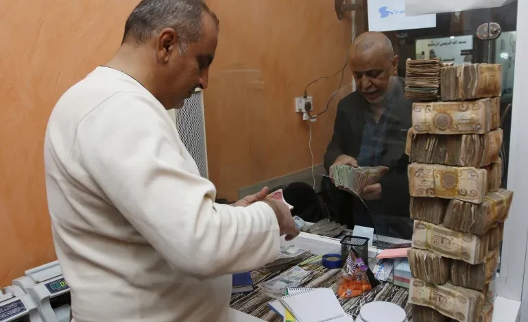 سعر صرف الدينار العراقي مقابل الدولار اليوم الأحد يعاود الانخفاض