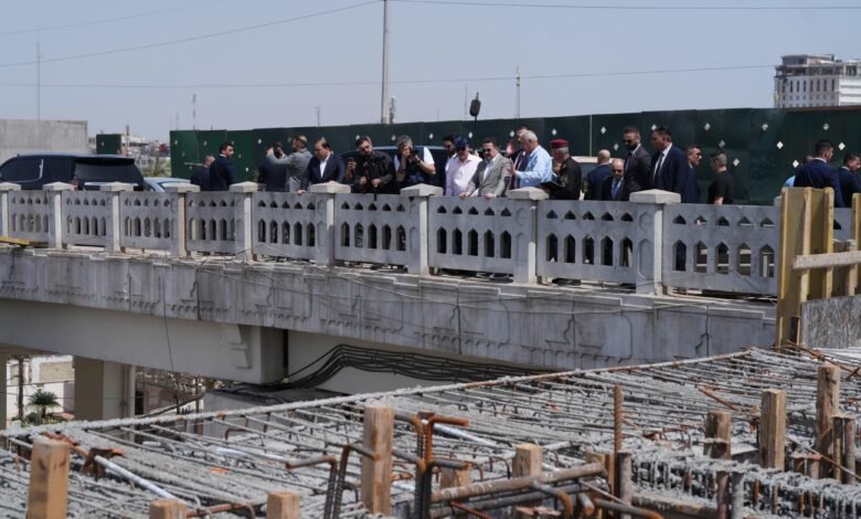 رئيس الوزراء يتابع ميدانياً الأعمال بمشروع المجسر الذي يربط جسر الطابقين بالمعلق