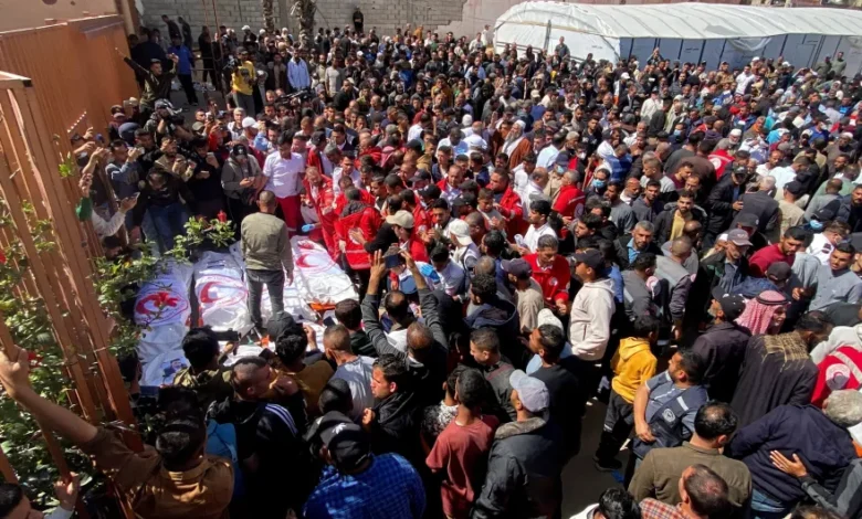 مسعف فلسطيني يقول إنه رأى جنودا إسرائيليين يطلقون النار على سيارات إسعاف
