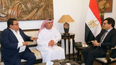 استعدادًا لاستضافة الدورة الـ16 من مهرجان المسرح العربي: وزير الثقافة يعقد اجتماعًا موسعًا مع الهيئة العربية للمسرح