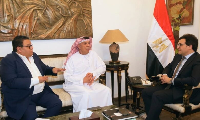 استعدادًا لاستضافة الدورة الـ16 من مهرجان المسرح العربي: وزير الثقافة يعقد اجتماعًا موسعًا مع الهيئة العربية للمسرح
