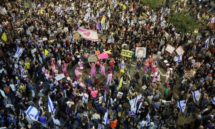 تل أبيب.. آلاف الإسرائيليين يطالبون باستعادة الأسرى من غزة