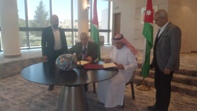 الرواشدة وأمين عام الهيئة العربية للمسرح اسماعيل عبدالله يوقعان اتفاقية الفنون الأدائية ومسرح الشباب الهواة في الأردن.
