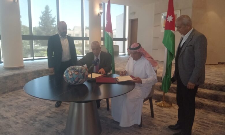 الرواشدة وأمين عام الهيئة العربية للمسرح اسماعيل عبدالله يوقعان اتفاقية الفنون الأدائية ومسرح الشباب الهواة في الأردن.
